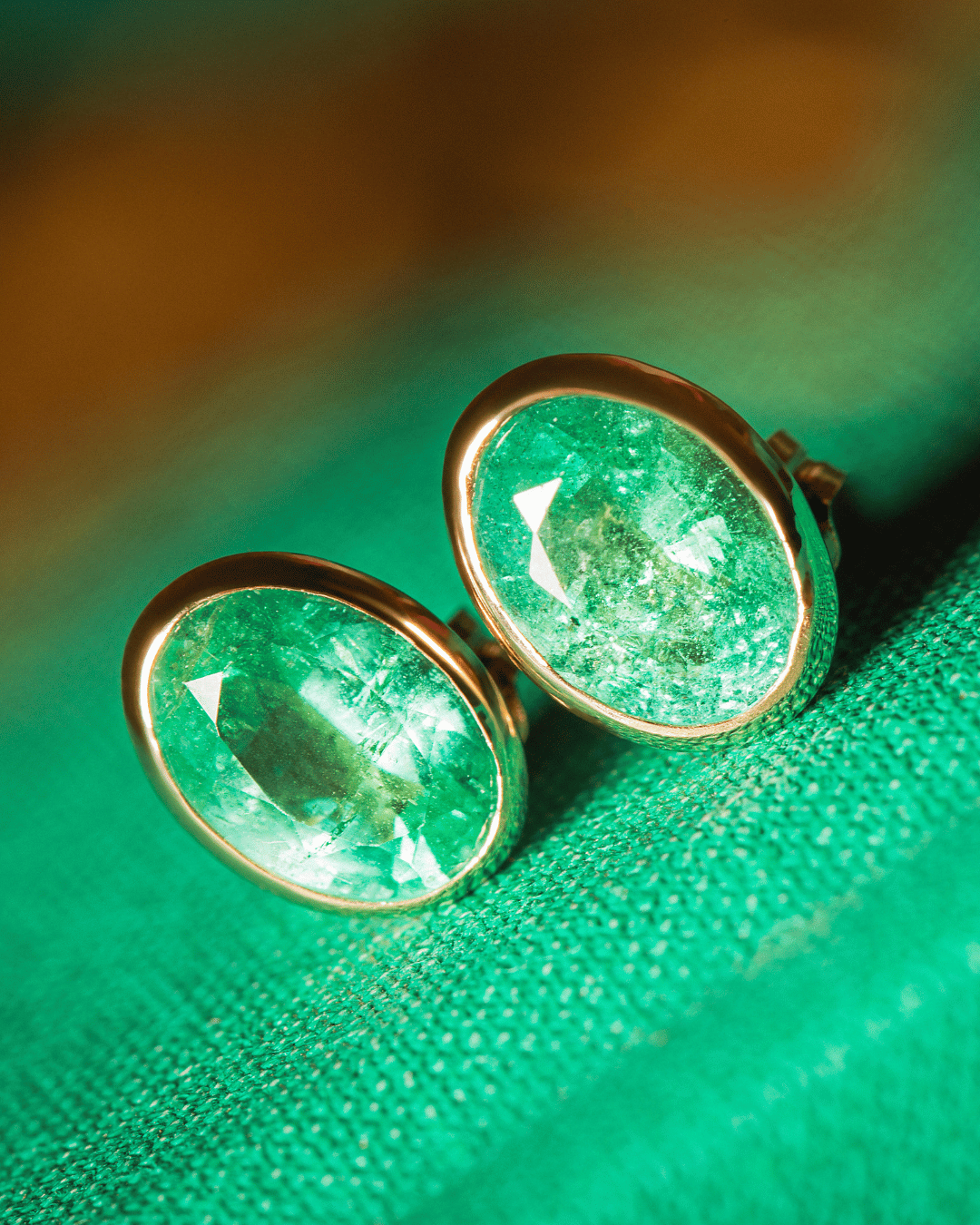 Aretes de esmeralda ovaladas con bisel.png