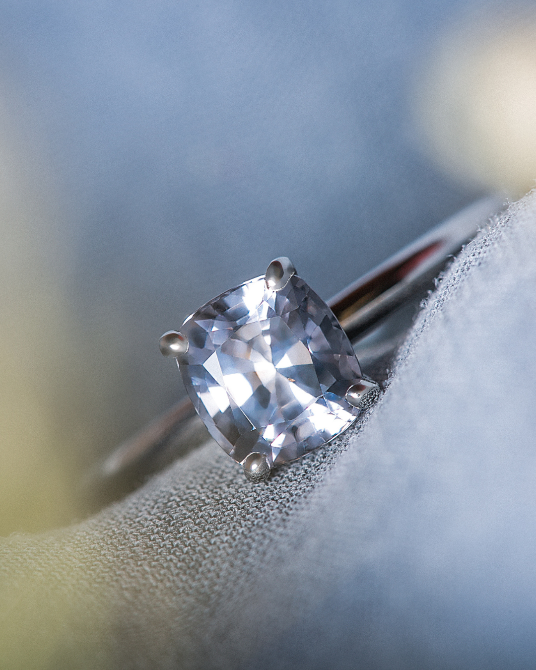 Anillo solitario de espinela gris.png