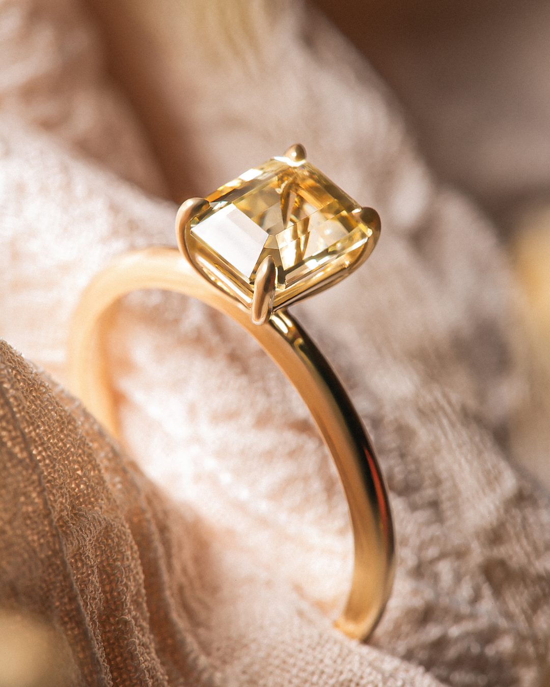 Anillo solitario de turmalina amarilla.png