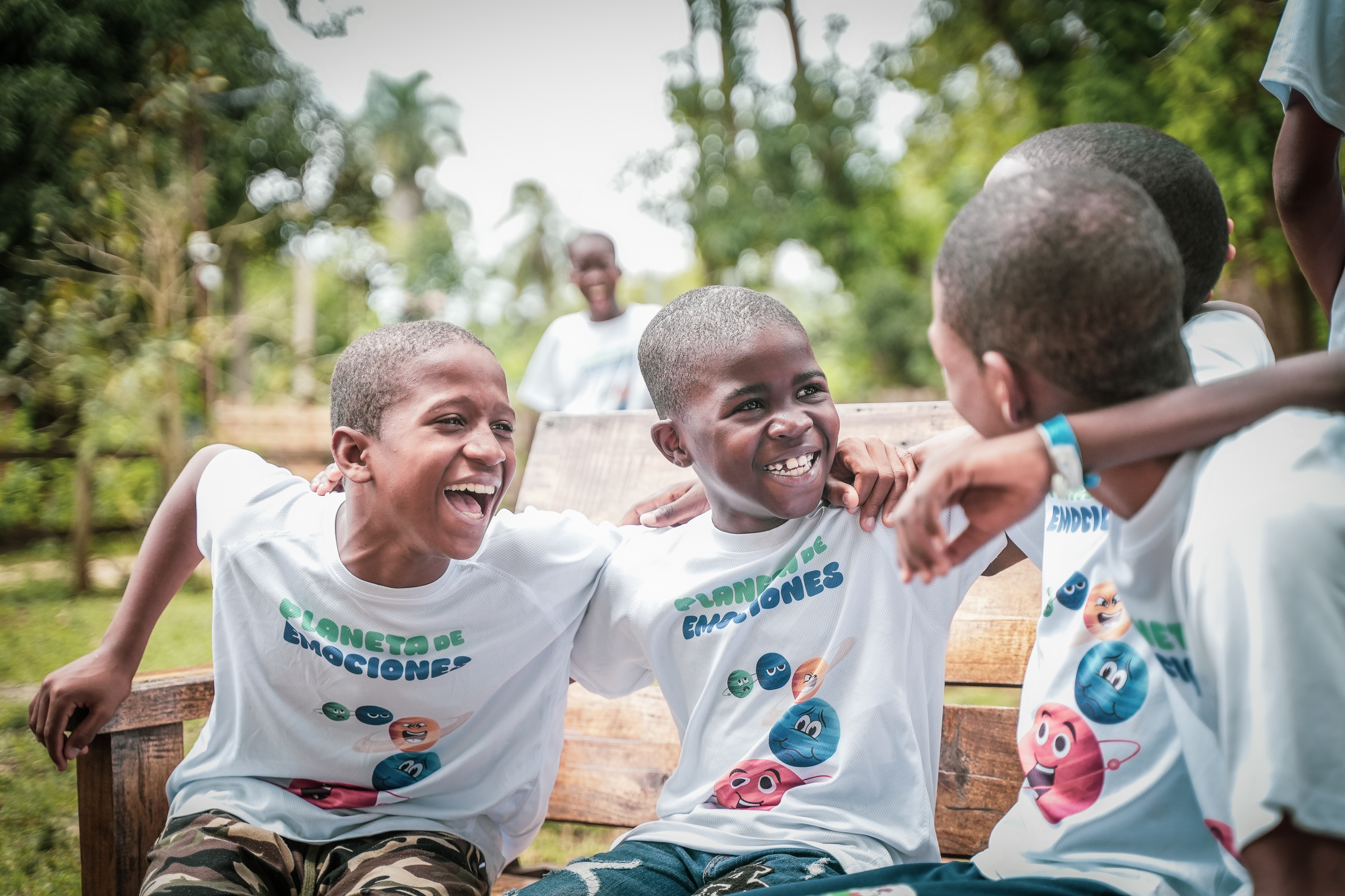 Joven con mochila mirando a través de una ventana iluminada con luz natural.
