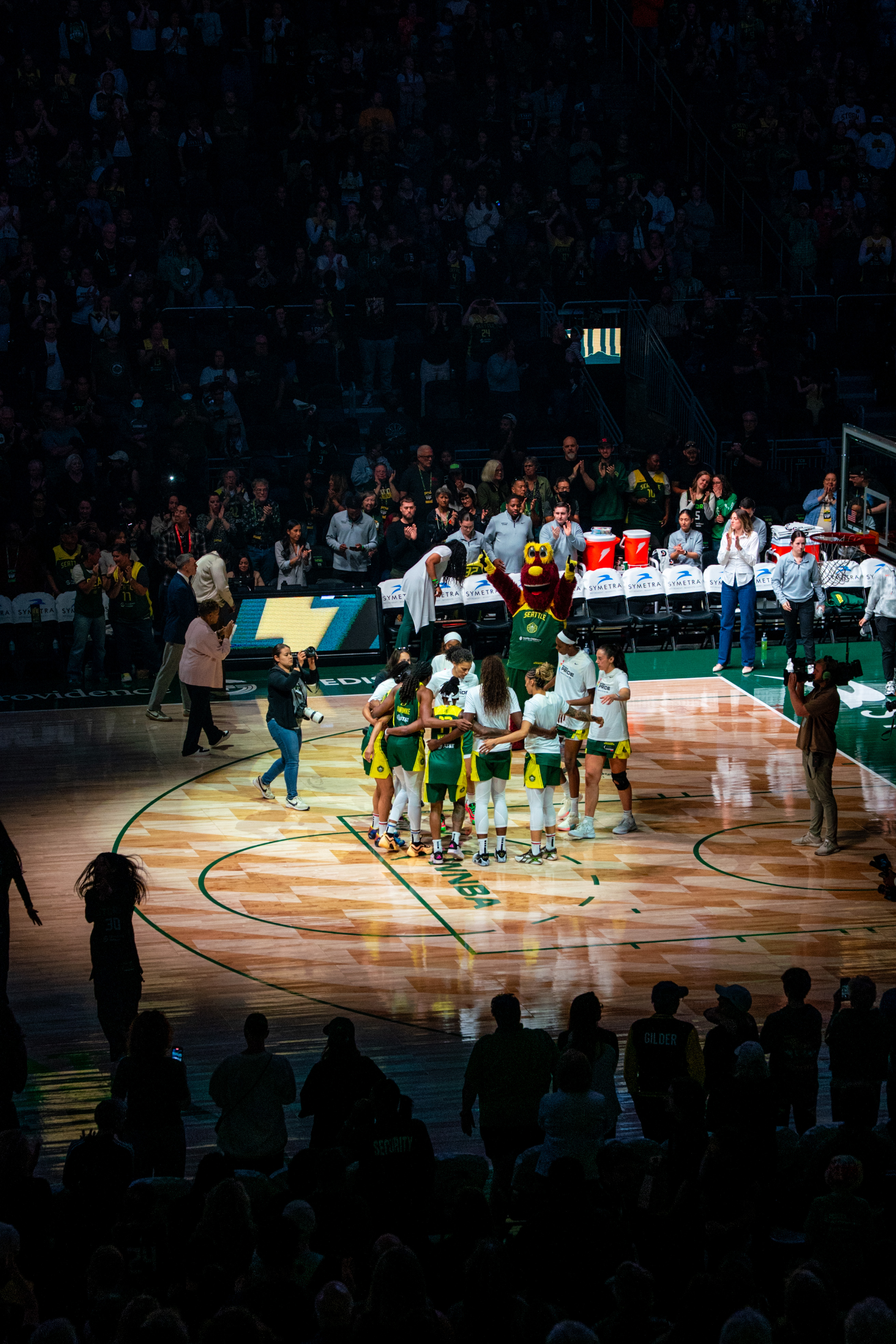Seattle Mariners players huddled up happy
