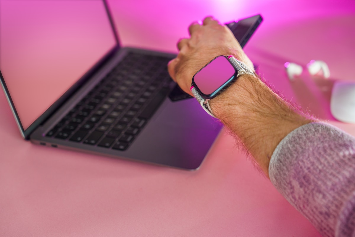 Should Your AI Coach Wait to Be Asked or Proactively Reach Out?