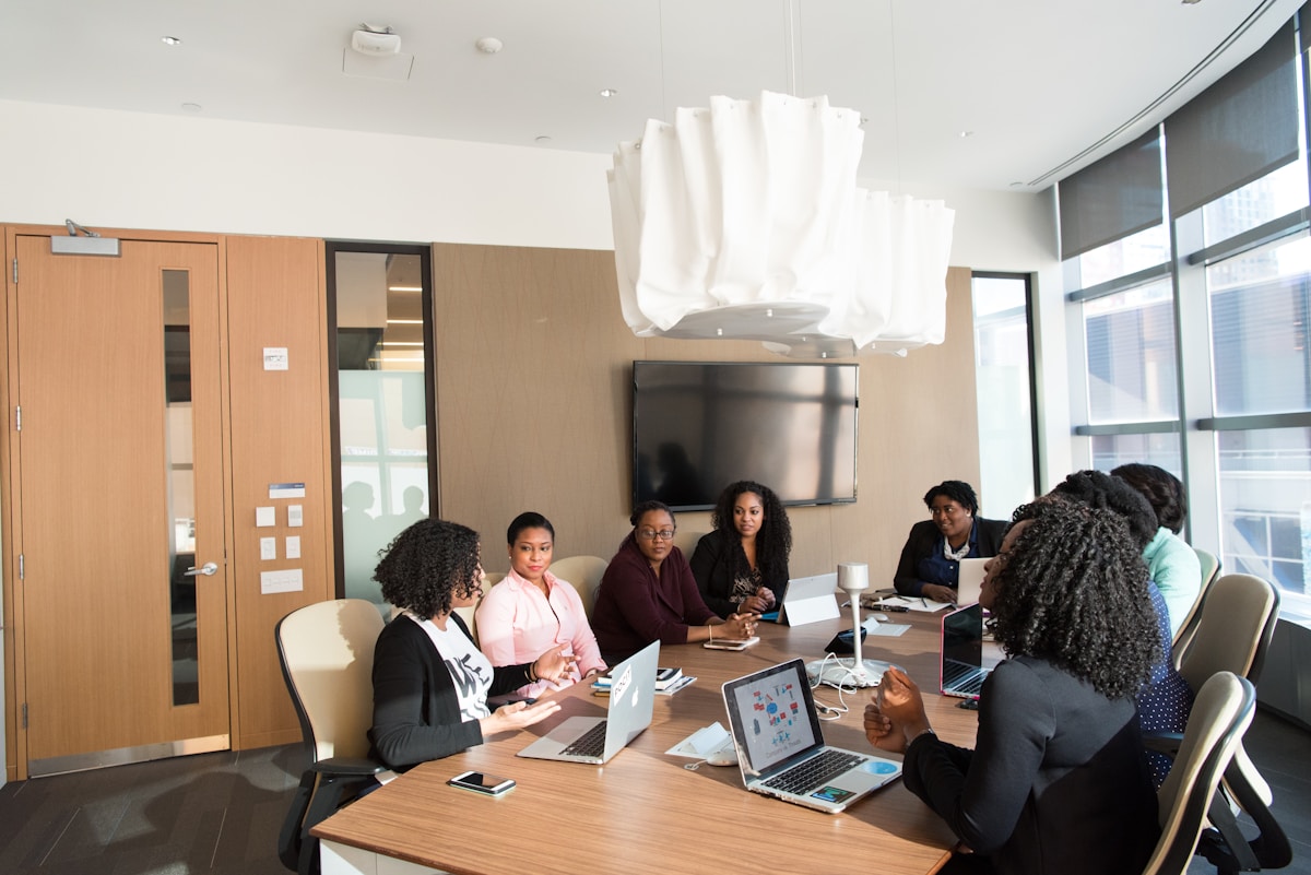 How to Effectively Integrate AI Coaching Into Meetings: A Strategic Decision Guide for CHROs