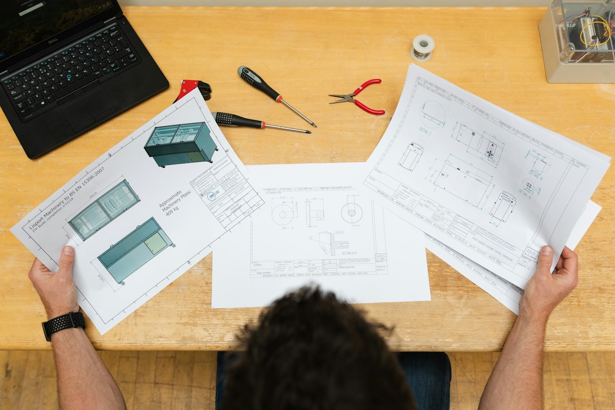 What are the architectural differences between embedded AI tools and purpose-built AI coaches?