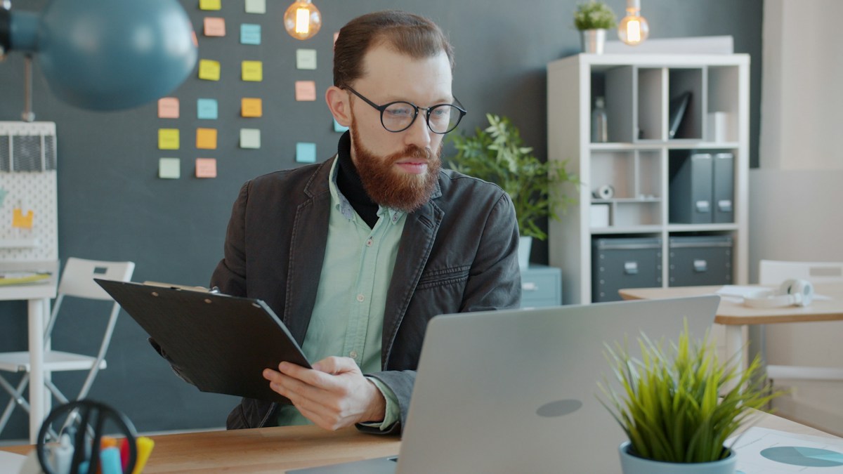 Should Your AI Coach Wait to Be Asked or Proactively Reach Out?