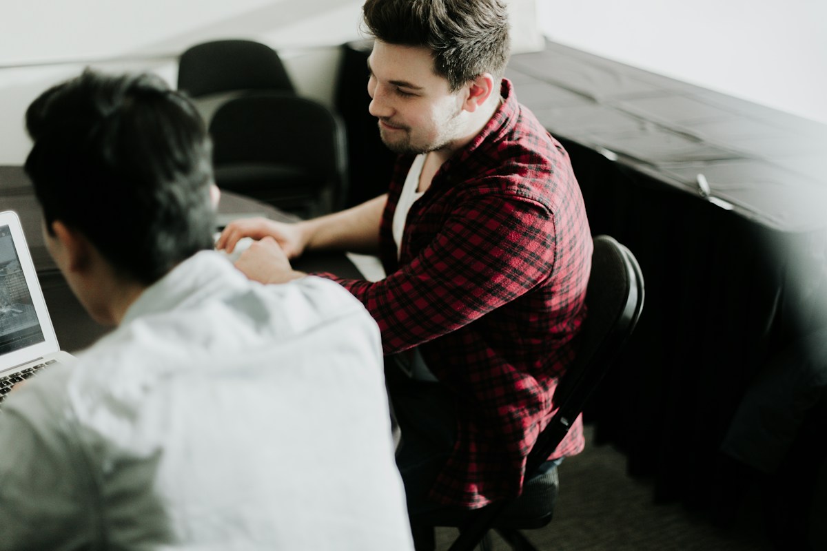 How Does AI Coaching Integrate with Performance Reviews? A Decision Guide for CHROs
