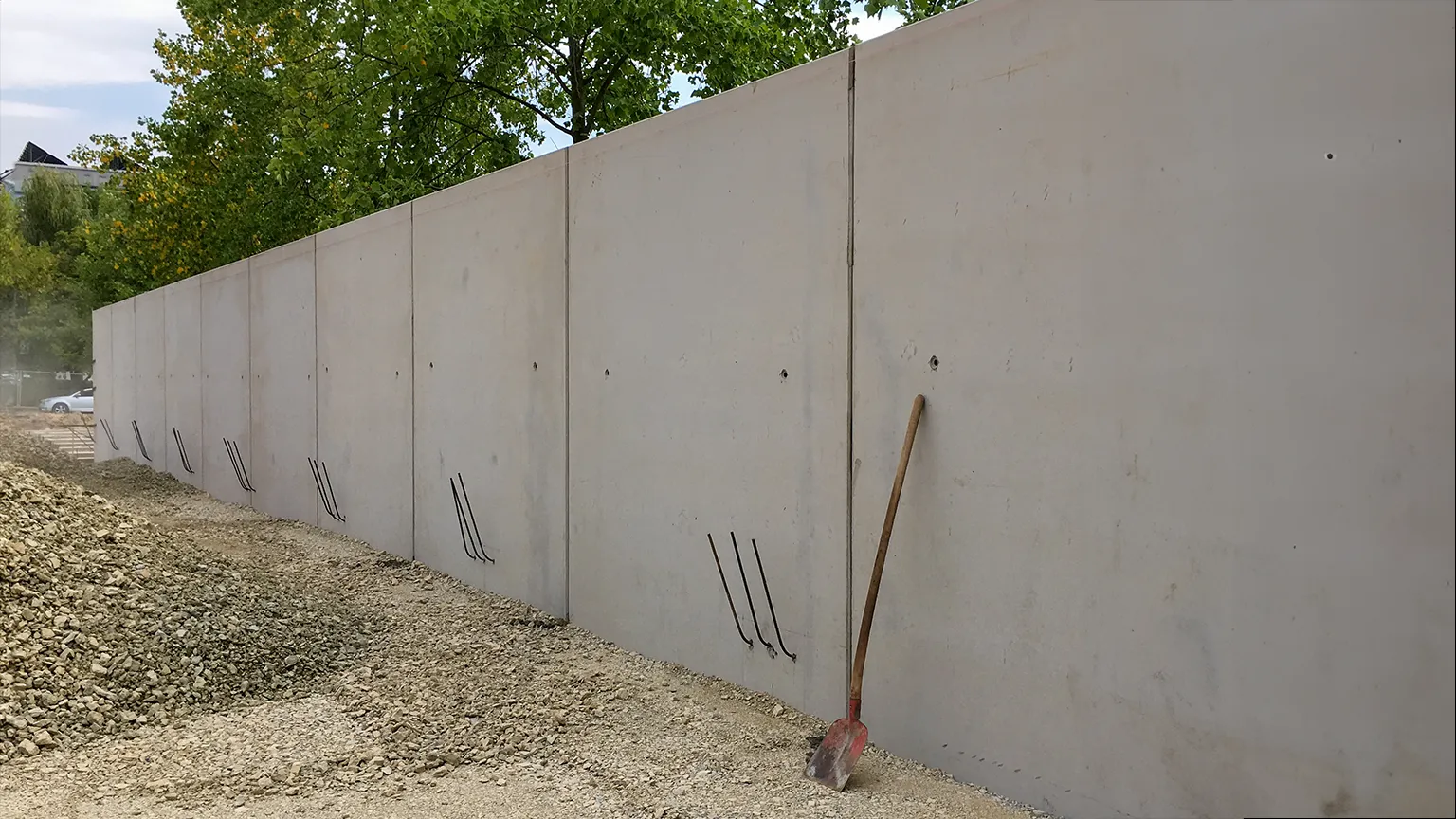 Trennwand aus Beton-Doppelwänden während des Einbaus