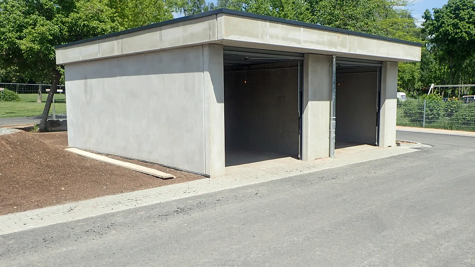 Garage im Rohbau aus Beton-Doppelwänden errichtet