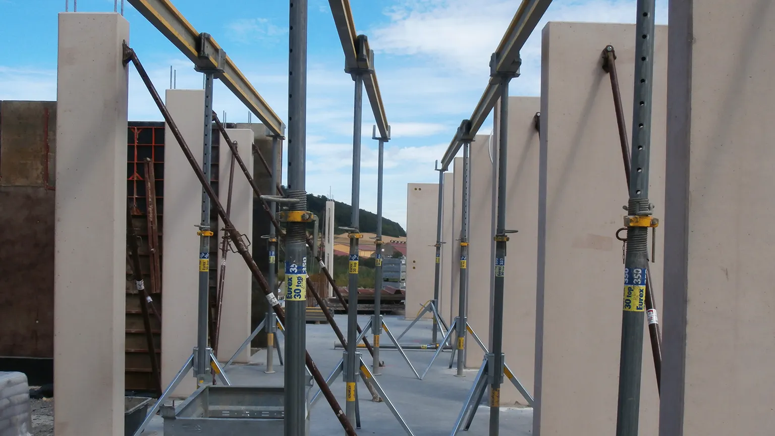 Montage von Betonstützen als tragende Elemente
