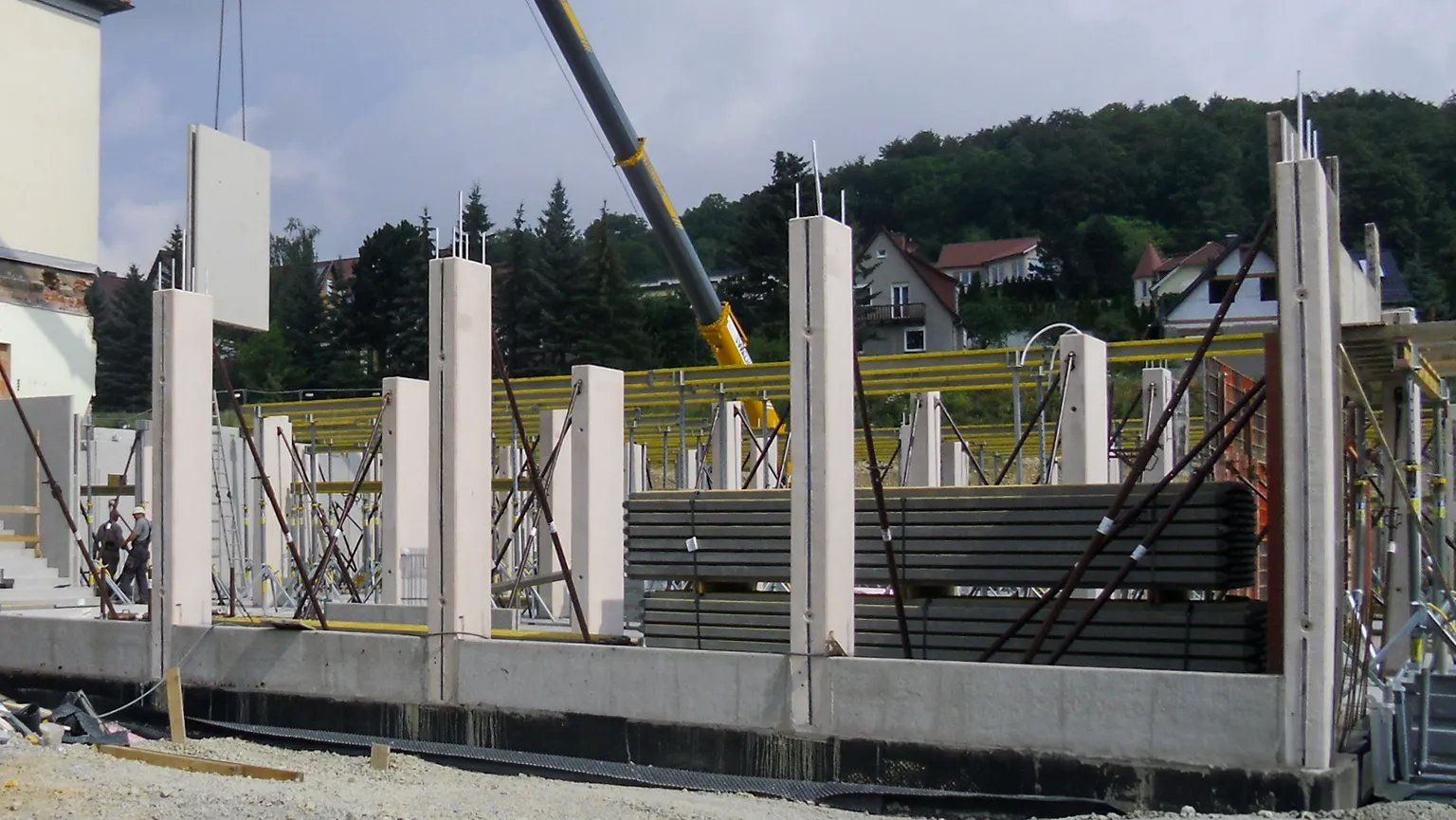 Einbau von Betonsockeln und Stützen auf einer Baustelle