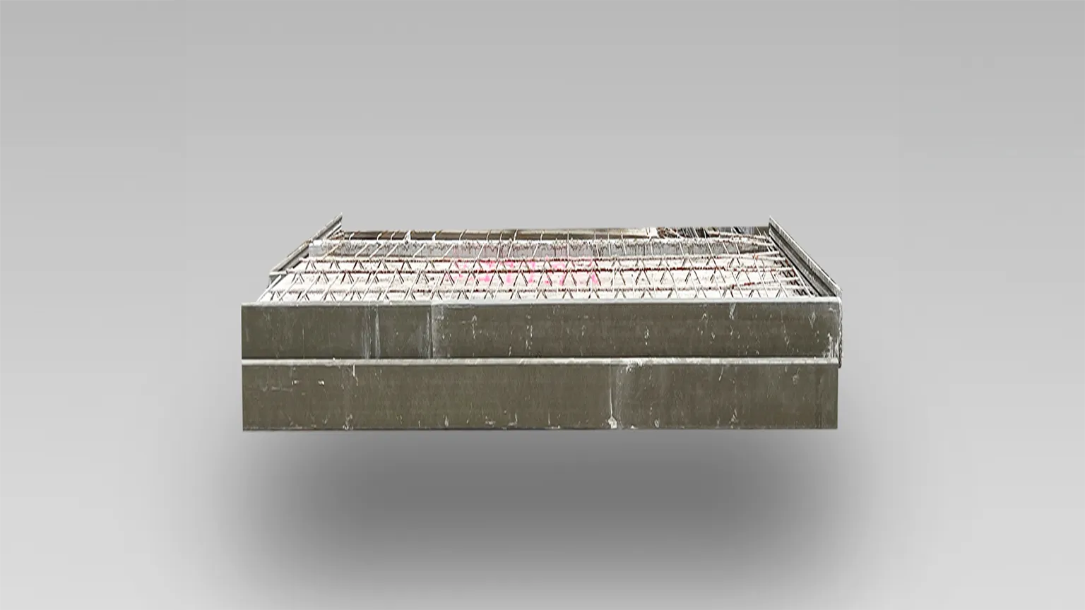 Halbfertigteil-Balkon aus Beton mit Aufkantung, bereit für Montage