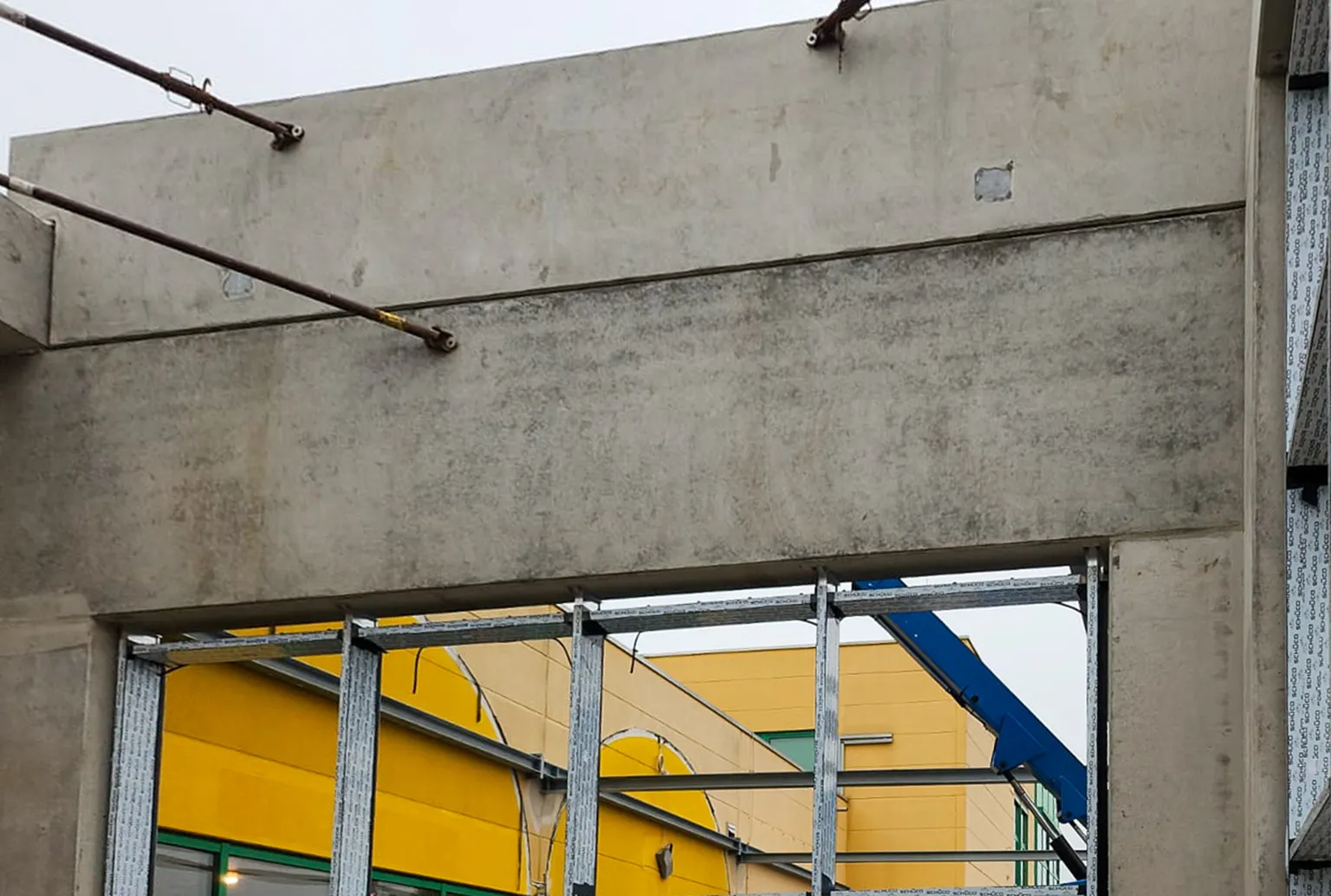 Einbau von Betonstützen und Riegeln für den Eingang einer Halle