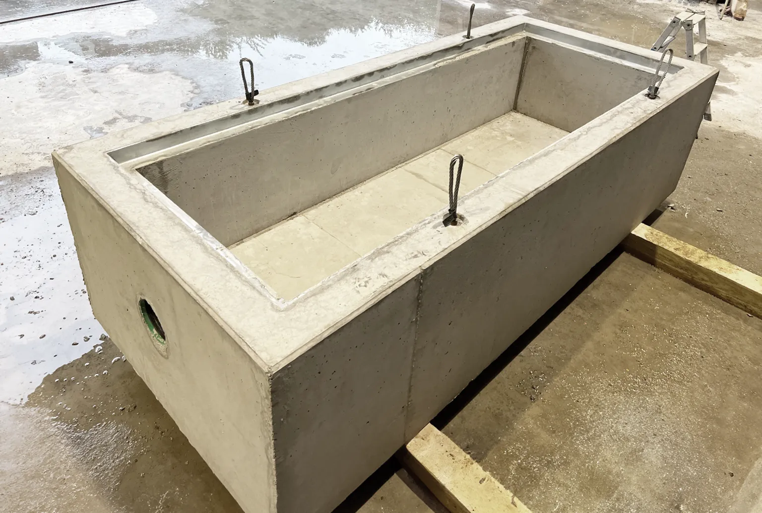 Maßgefertigte Beton-Pferdetränke als Sonderbau