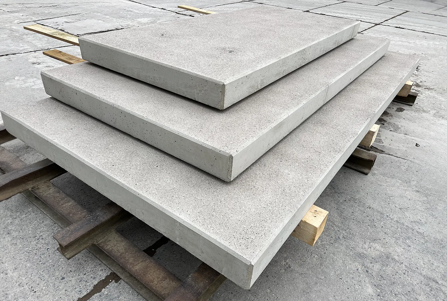 Betonpodeste nach Kundenwunsch gefertigt und gesandstrahlt