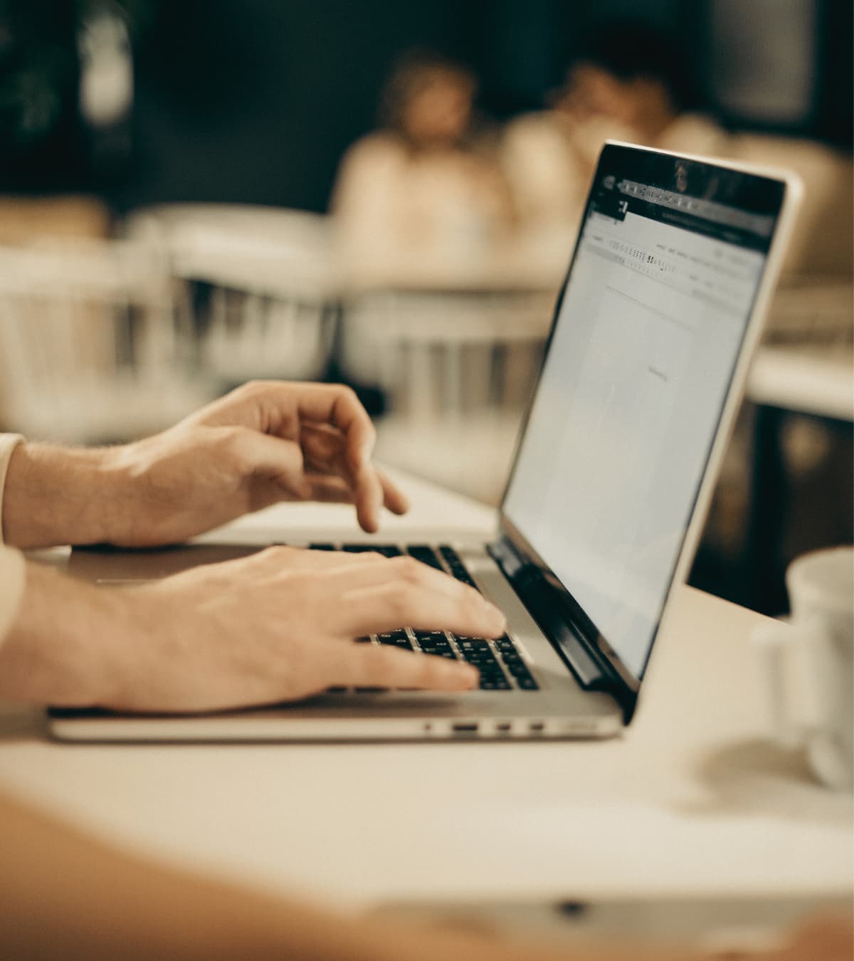 Man die een online test invult op zijn laptop om te ontdekken wanneer hij stopt met alcohol, drugs of suiker.