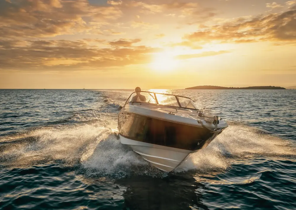 SMan die ontspannen op een speedboot vaart, symbool voor vrijheid en een leven zonder alcohol of drugs.