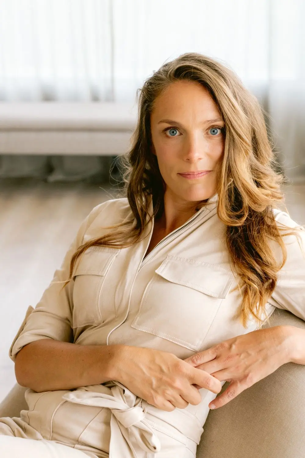 Mirte Hultink, Premium Life Coach, tijdens een ontspannen gesprek over het doorbreken van verlangen naar alcohol en drugs.