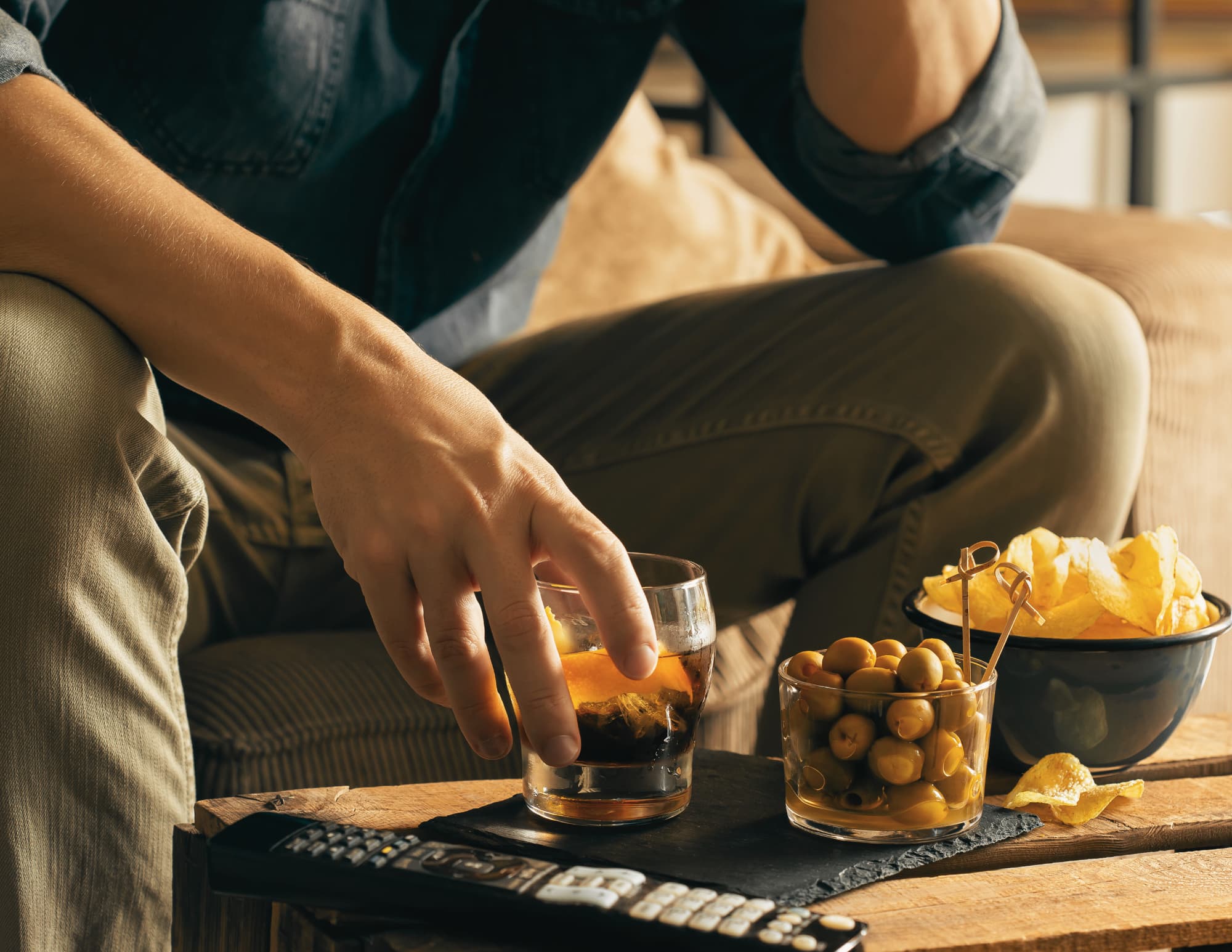 Persoon die een glas alcohol pakt, illustratie van terugkerend verlangen naar drank