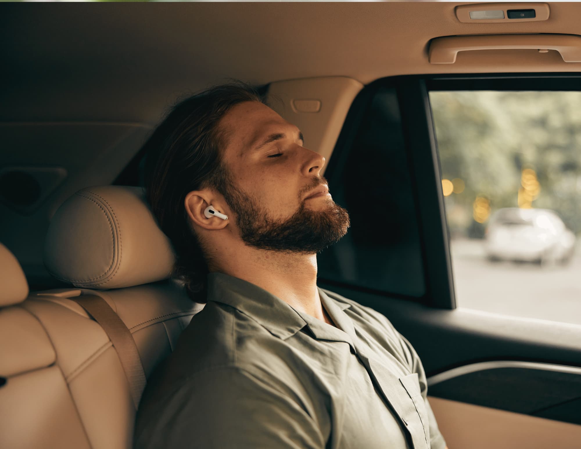 Persoon die ontspannen luistert naar audio, illustratie van online cursus Premium Life Academy