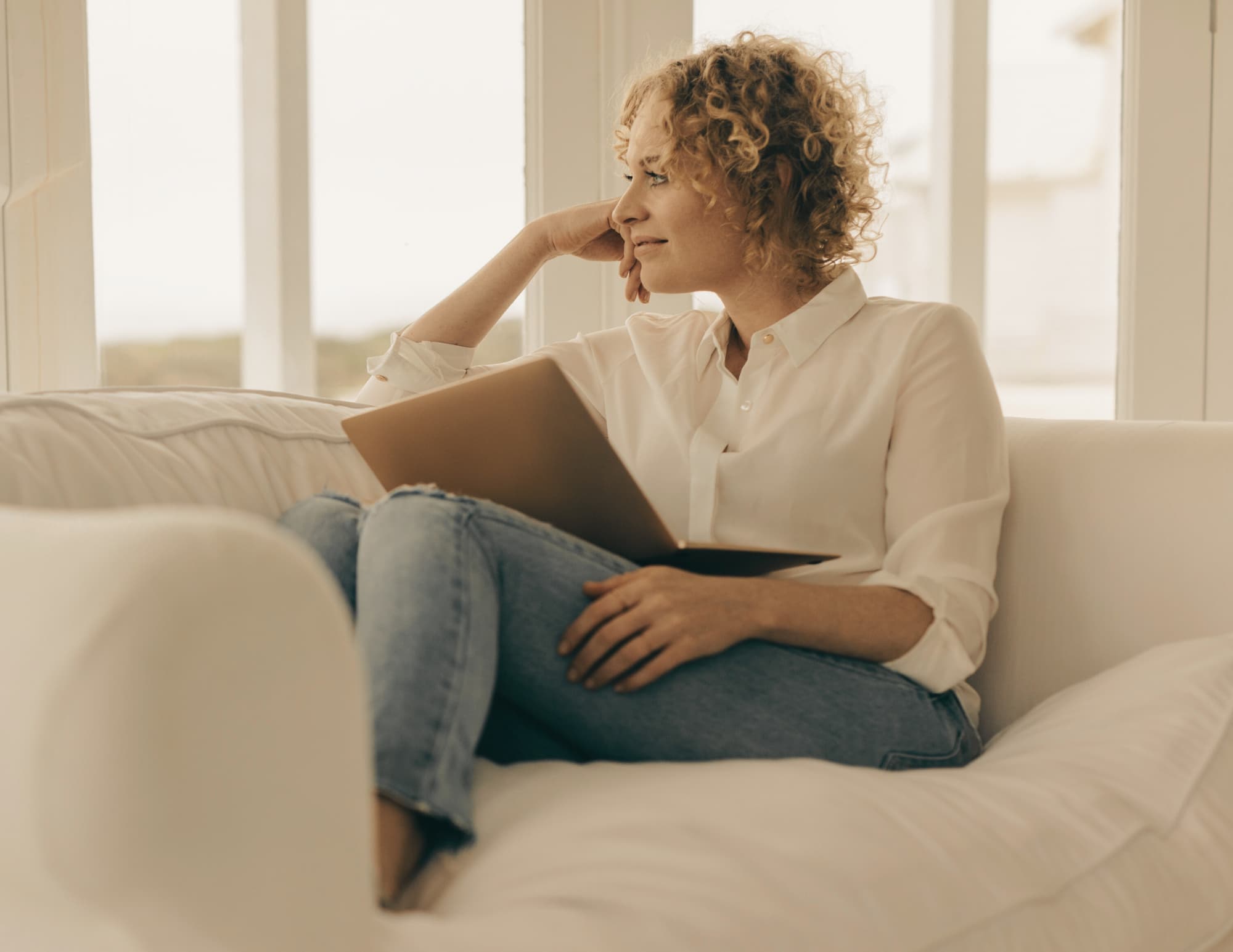 Persoon die reflecteert met laptop, illustratie van tools in de Premium Life Academy