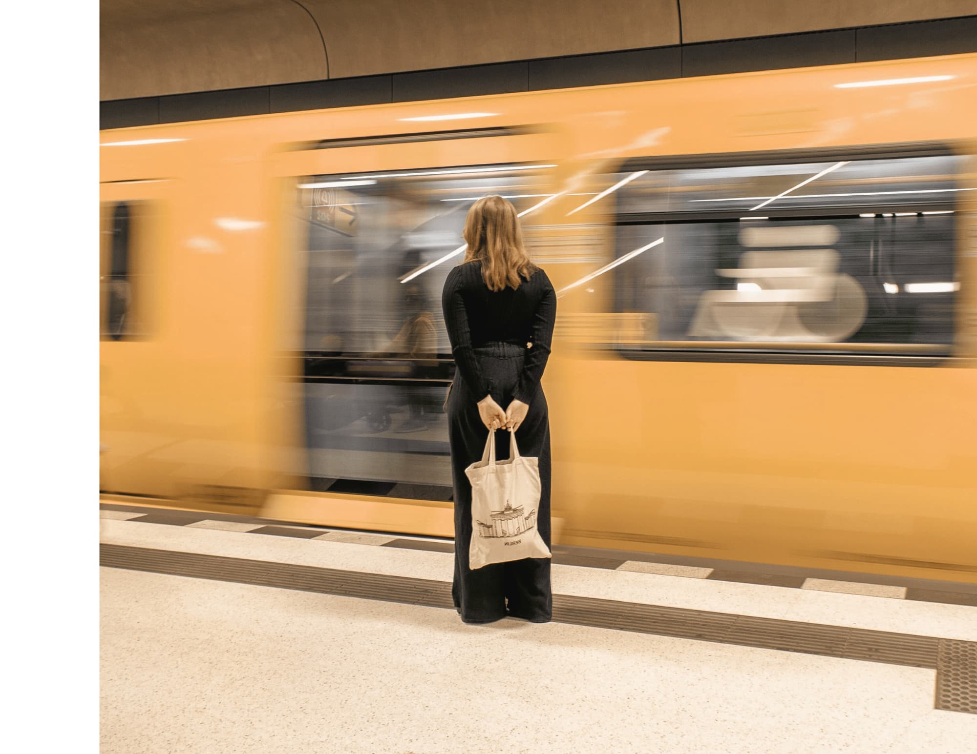 Persoon op perron terwijl trein voorbij rijdt, metafoor voor automatisch patroon en verlangen naar alcohol of middelen