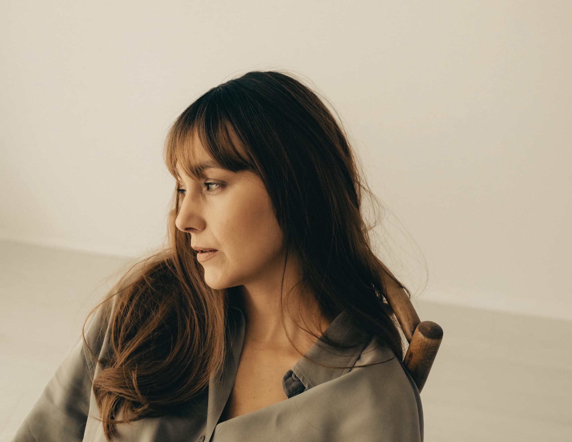 Vrouw met teleurstelling in zichzelf dat ze Dry January niet heeft volgehouden.