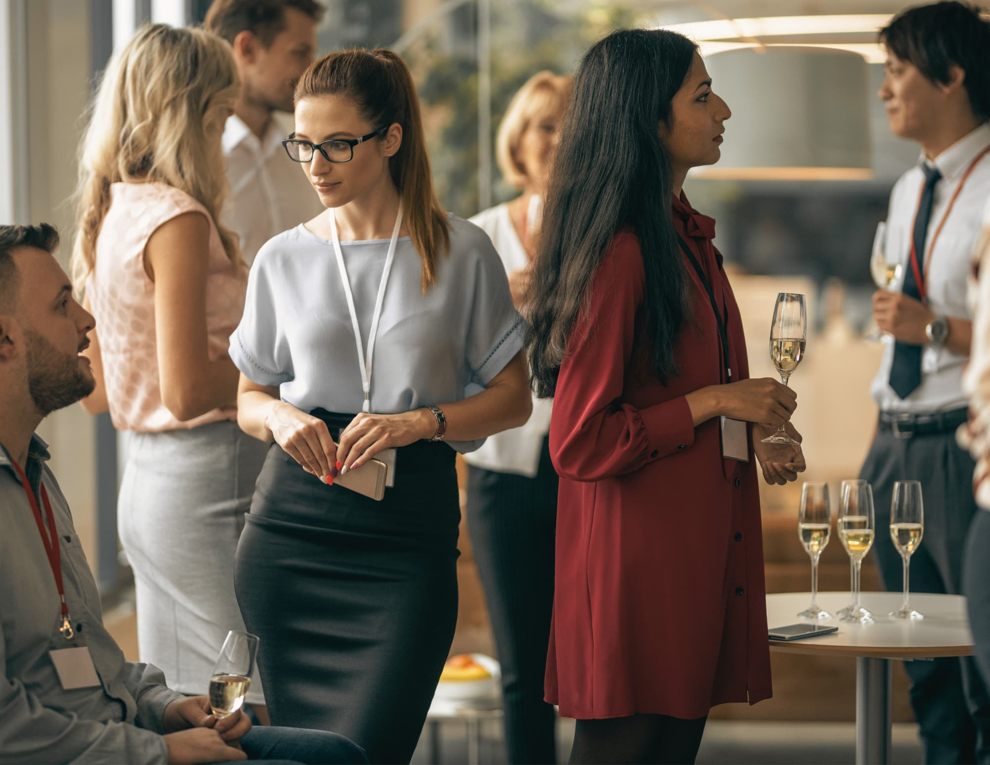 mensen op netwerkborrel met alcohol, ogenschijnlijk ontspannen maar innerlijk gespanning