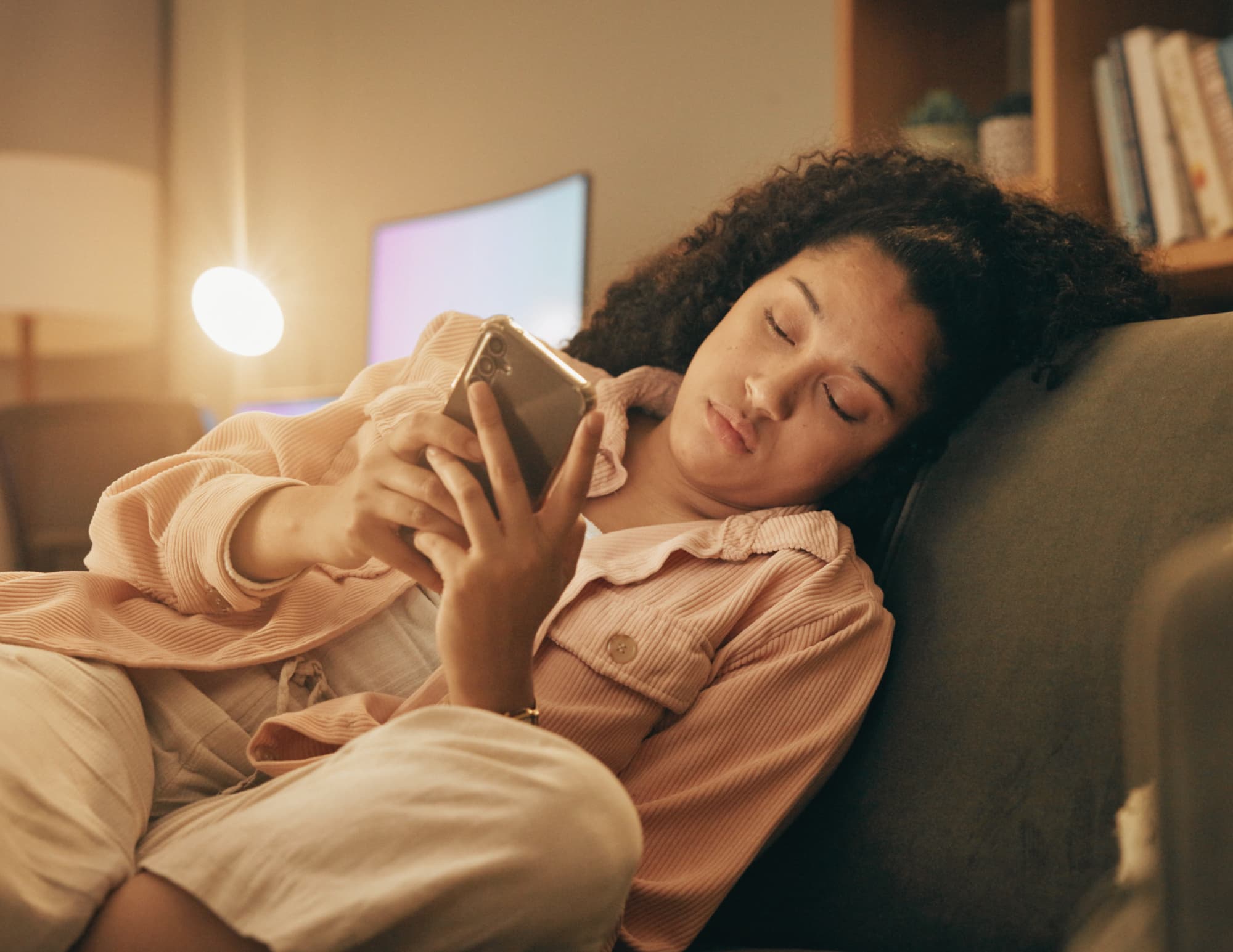 Vrouw die eindeloos aan het scrollen is als symbool voor niet kunnen stoppen met verslavend gedrag – scrollen, tv kijken, te veel werken - en middelen – alcohol, drugs en suiker