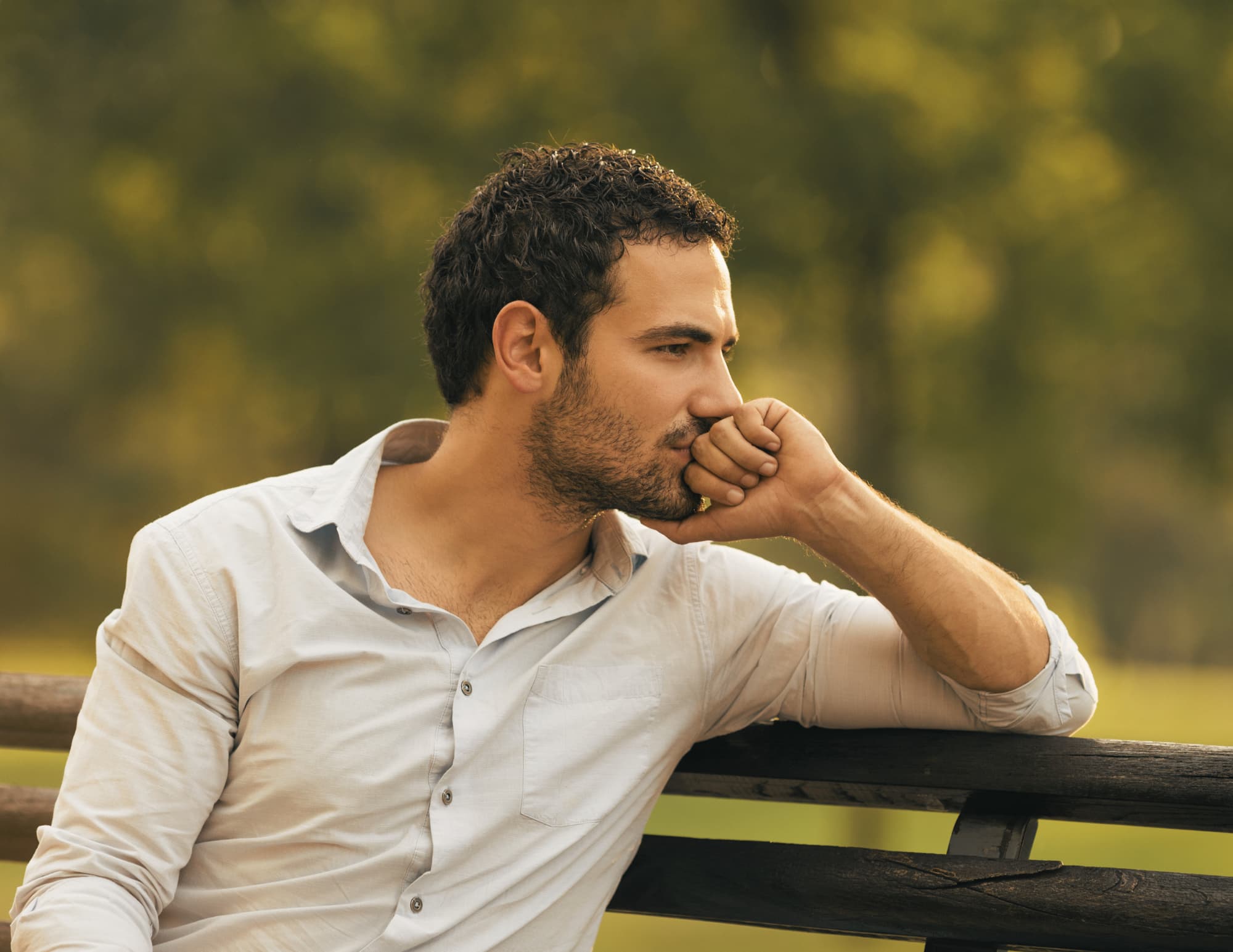 Man kijkt nadenkend voor zich uit in de natuur tijdens reflectie zonder alcohol