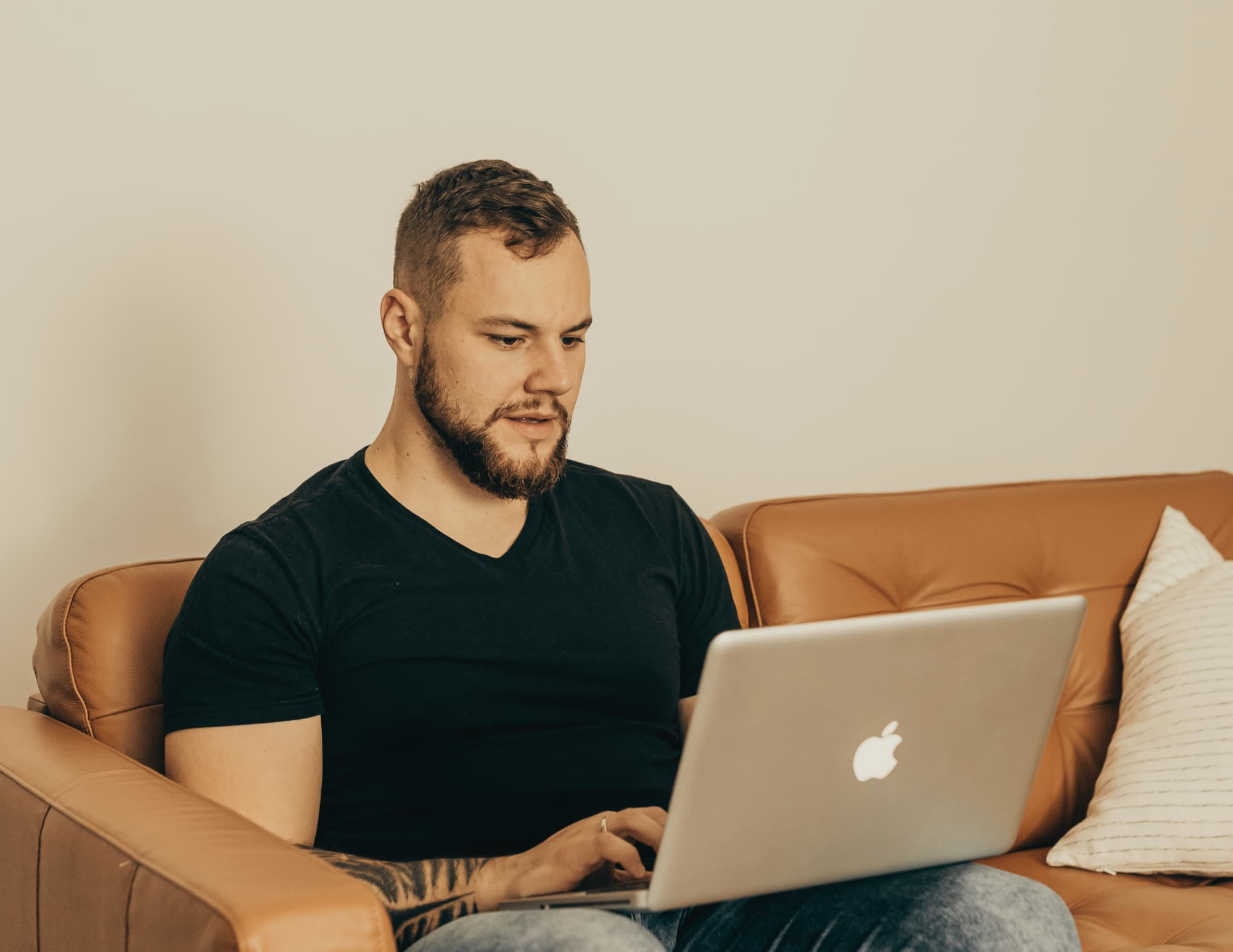 Man volgt online hulp bij stoppen met drinken vanuit huis via zijn laptop