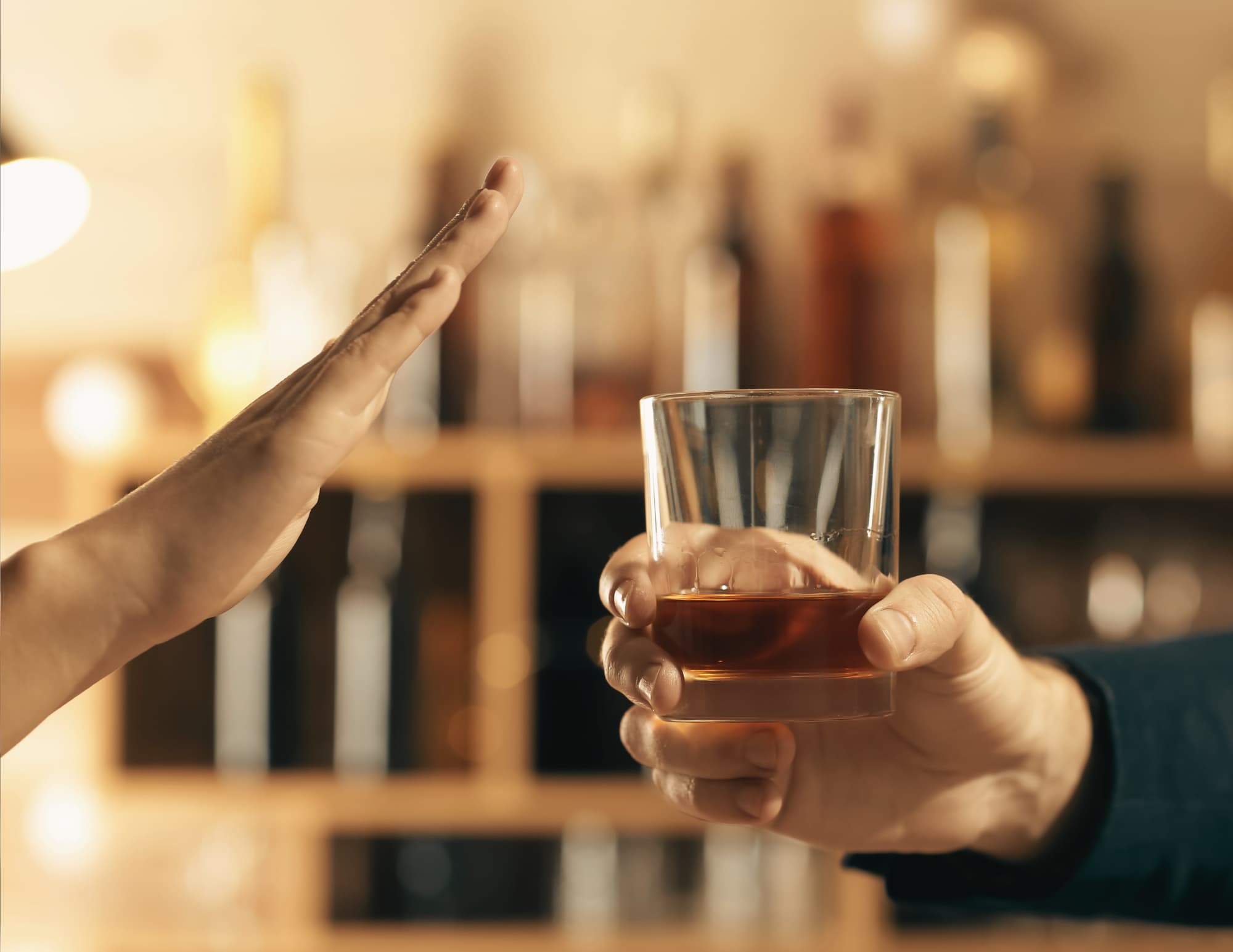 Iemand die nee zegt tegen alcohol omdat ze meedoet met Dry January