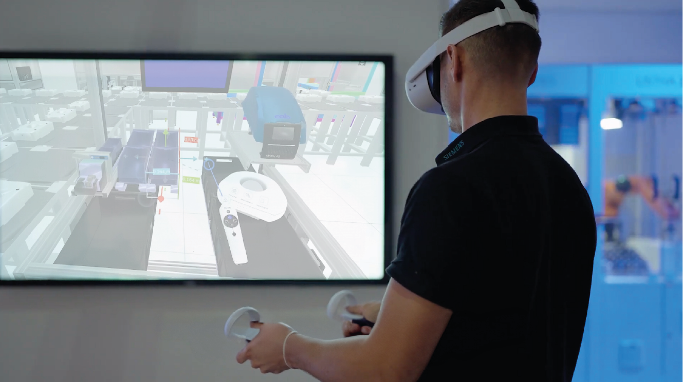 Siemens-Mitarbeiter plant mit Halocline eine Arbeitsstation in der VR.