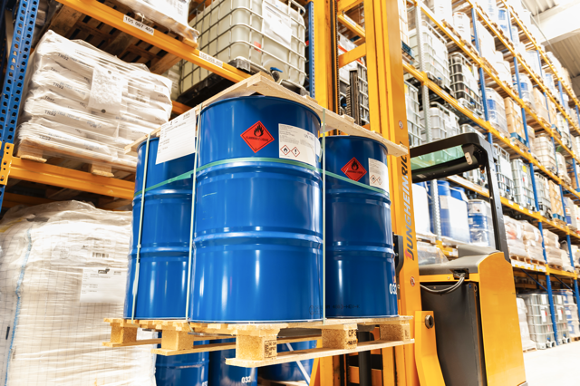 Varios semirremolques de Emons en las instalaciones de la empresa – flota moderna para soluciones de transporte flexibles