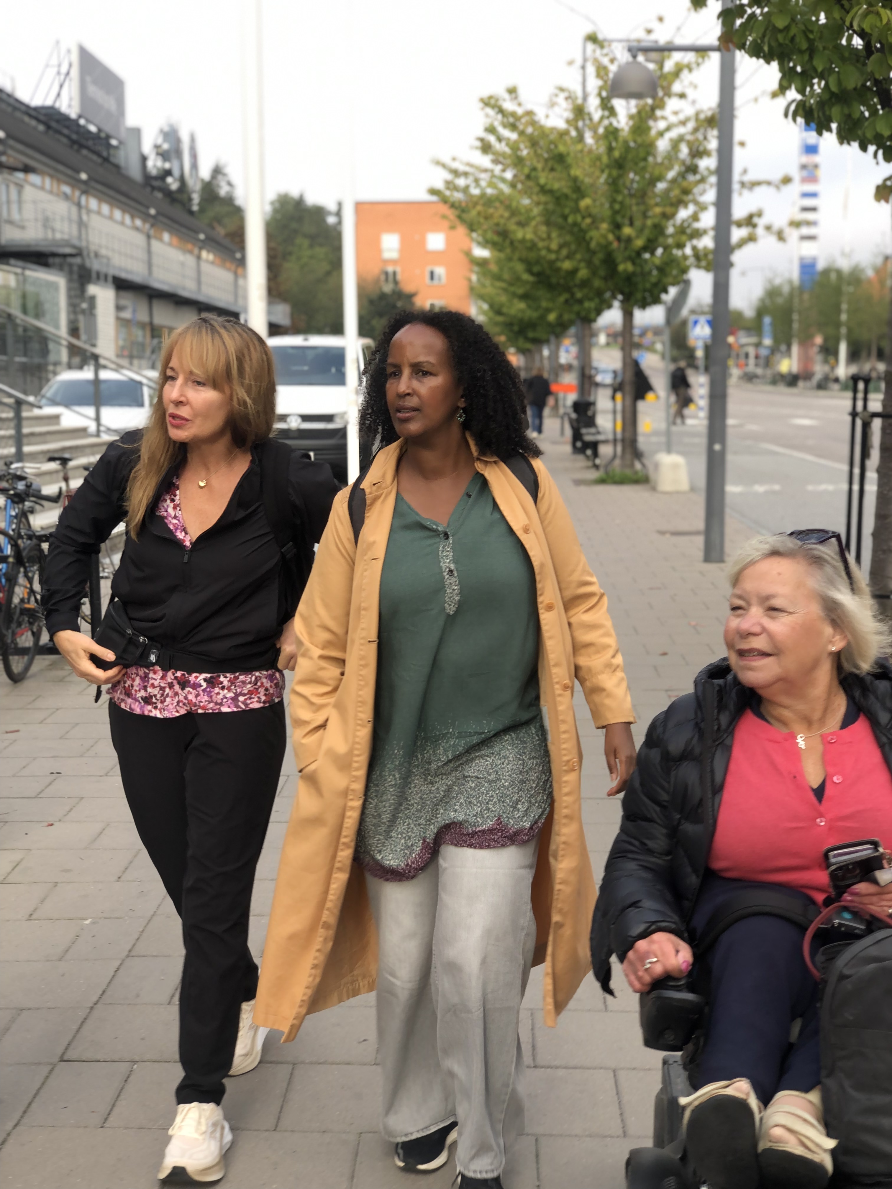 Ina-Lill, Ubah och Yvonne gåendes på en gata