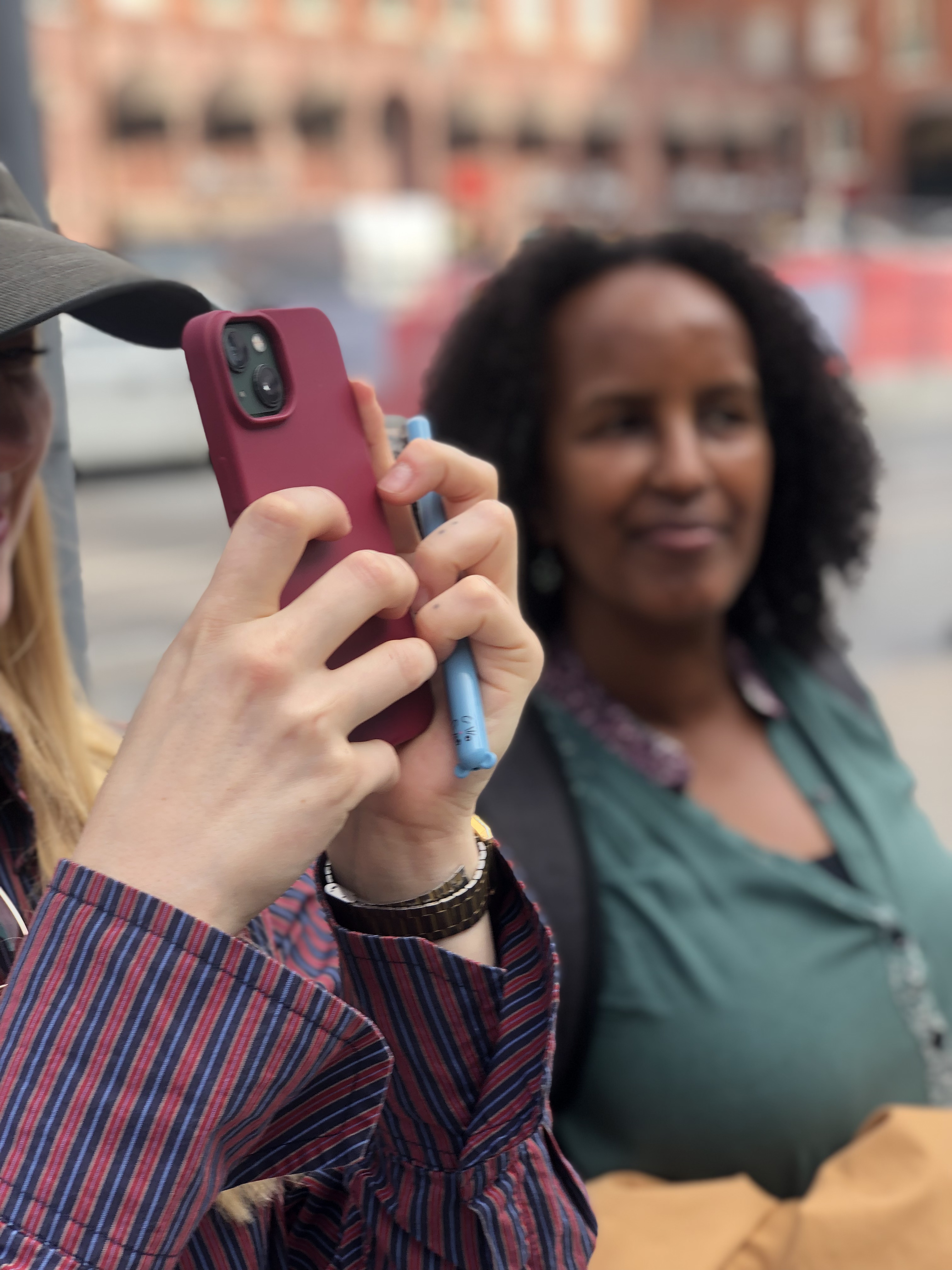 Några av de som jobbar på BOSSE ståendes/sittandes i en klunga på Alviks Torg.