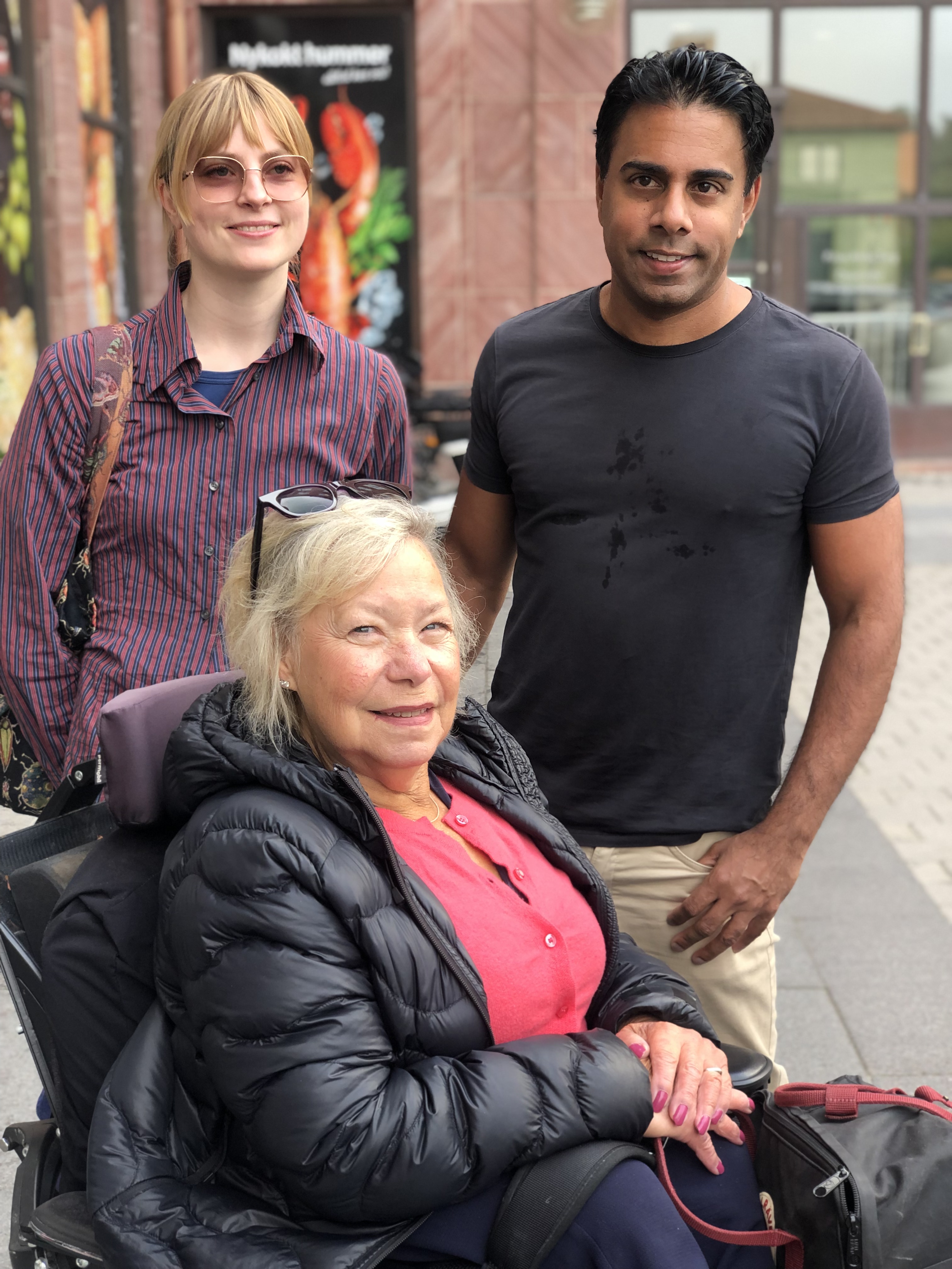 Några av de som jobbar på BOSSE ståendes/sittandes i en klunga på Alviks Torg.