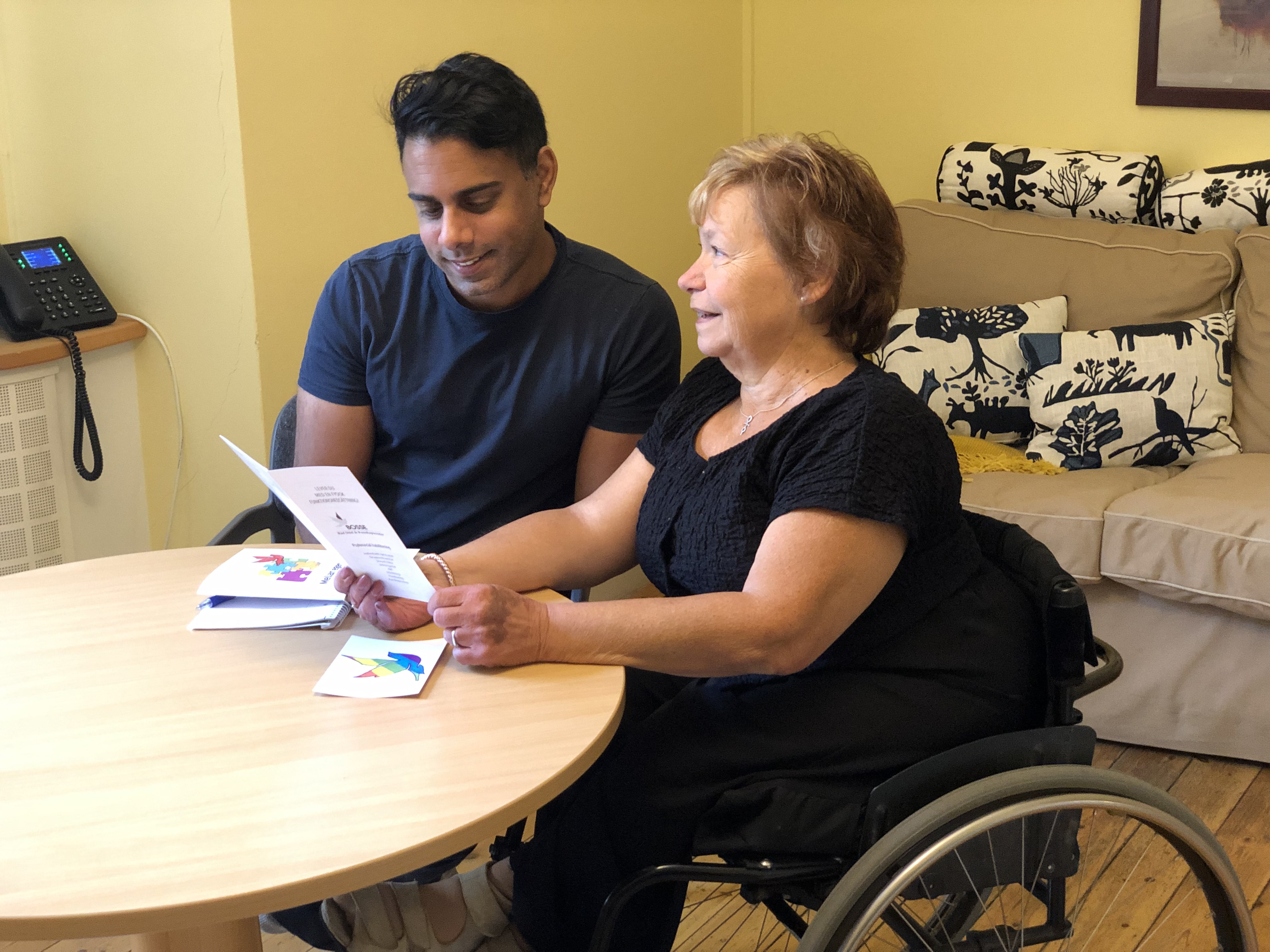 En bild på Krister och Yvonne som sitter vid ett bord.