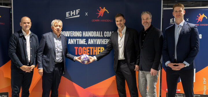 Feirer starten på partnerskapet (fra venstre til høyre): EHF-generalsekretær Martin Hausleitner, EHF-president Michael Wiederer, Learn Handball-grunnleggerne Bjarte Myrhol og Atle Myrhol, Learn Handball-CEO Viktor Glatthard. Foto: EHF