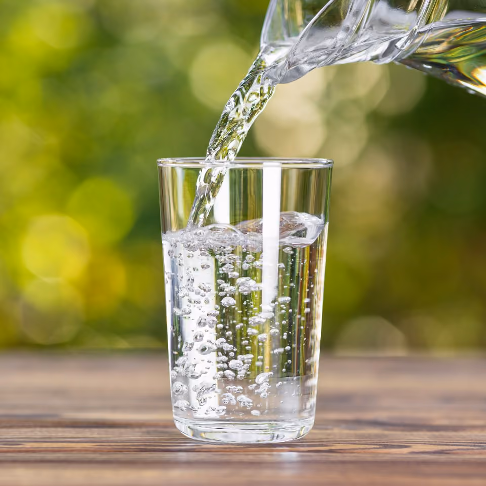 Eau pure grâce au traitement et à l'assainissement de l'eau