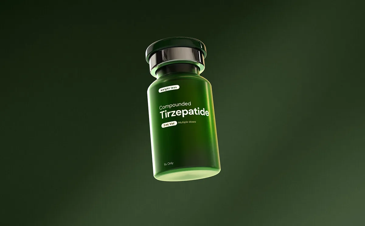 Vial de vidrio con la etiqueta 'fridays compounded GLP-1/GIP' y tapa verde sobre un fondo verde a juego.