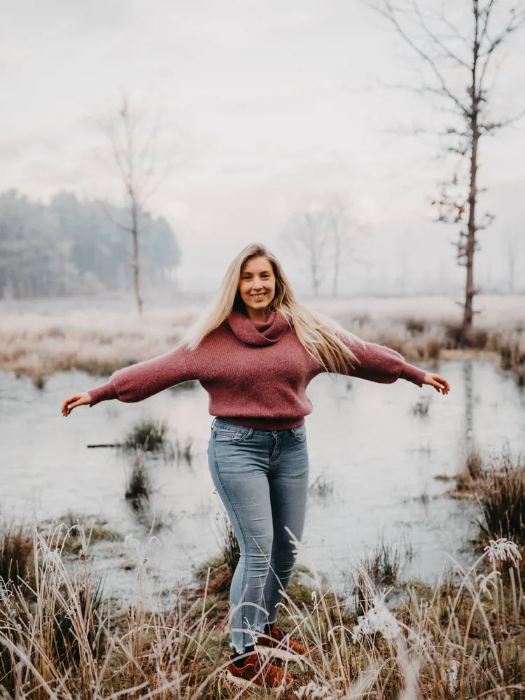 Shannen Rasking spreidt haar armen open in de natuur