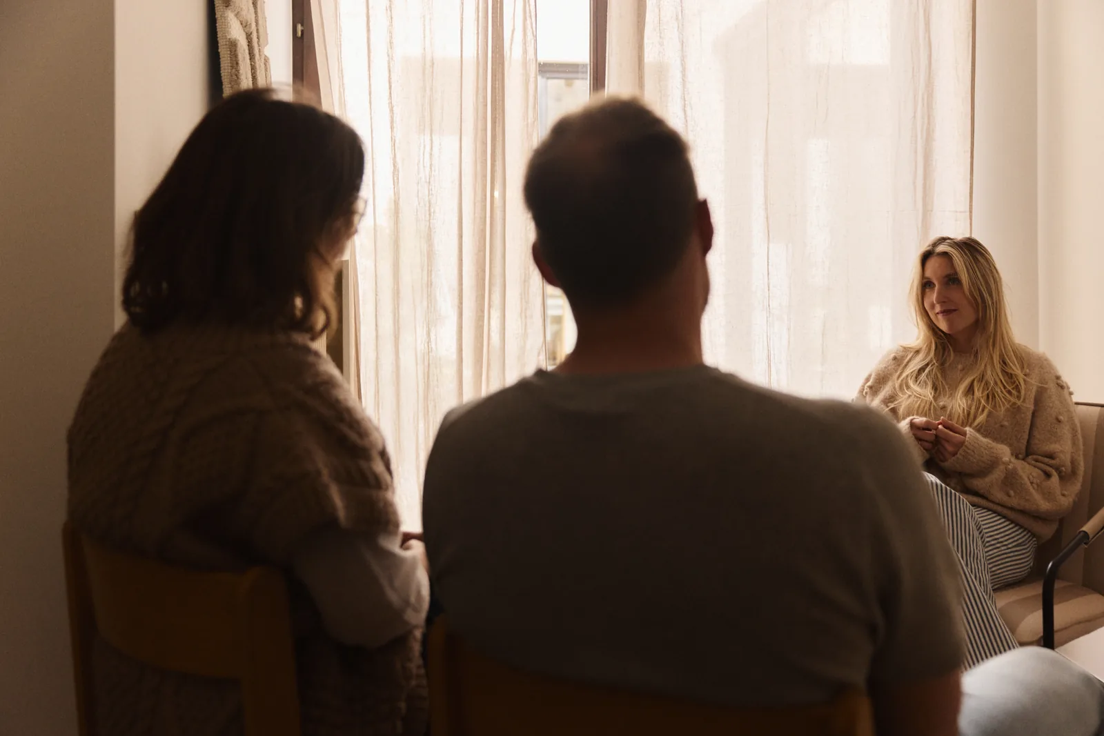 Een koppel in gesprek met Shannen Rasking tijdens koppeltherapie in Antwerpen