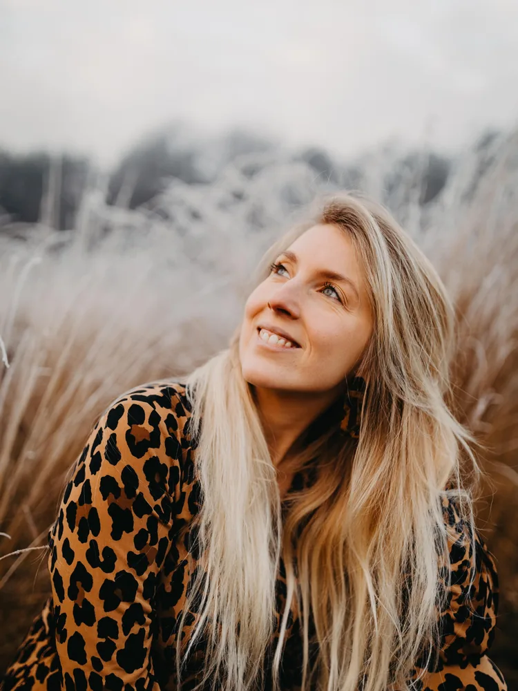 Shannen Rasking kijkt dromerig omhoog in het hoge gras