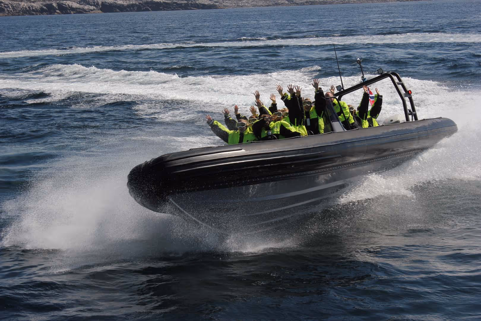 Bilde av RIB med mennesker i.