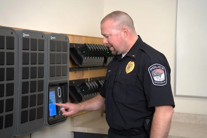 A police officer of the Champlin Police Department using the Keycafe MS5 SmartBox.