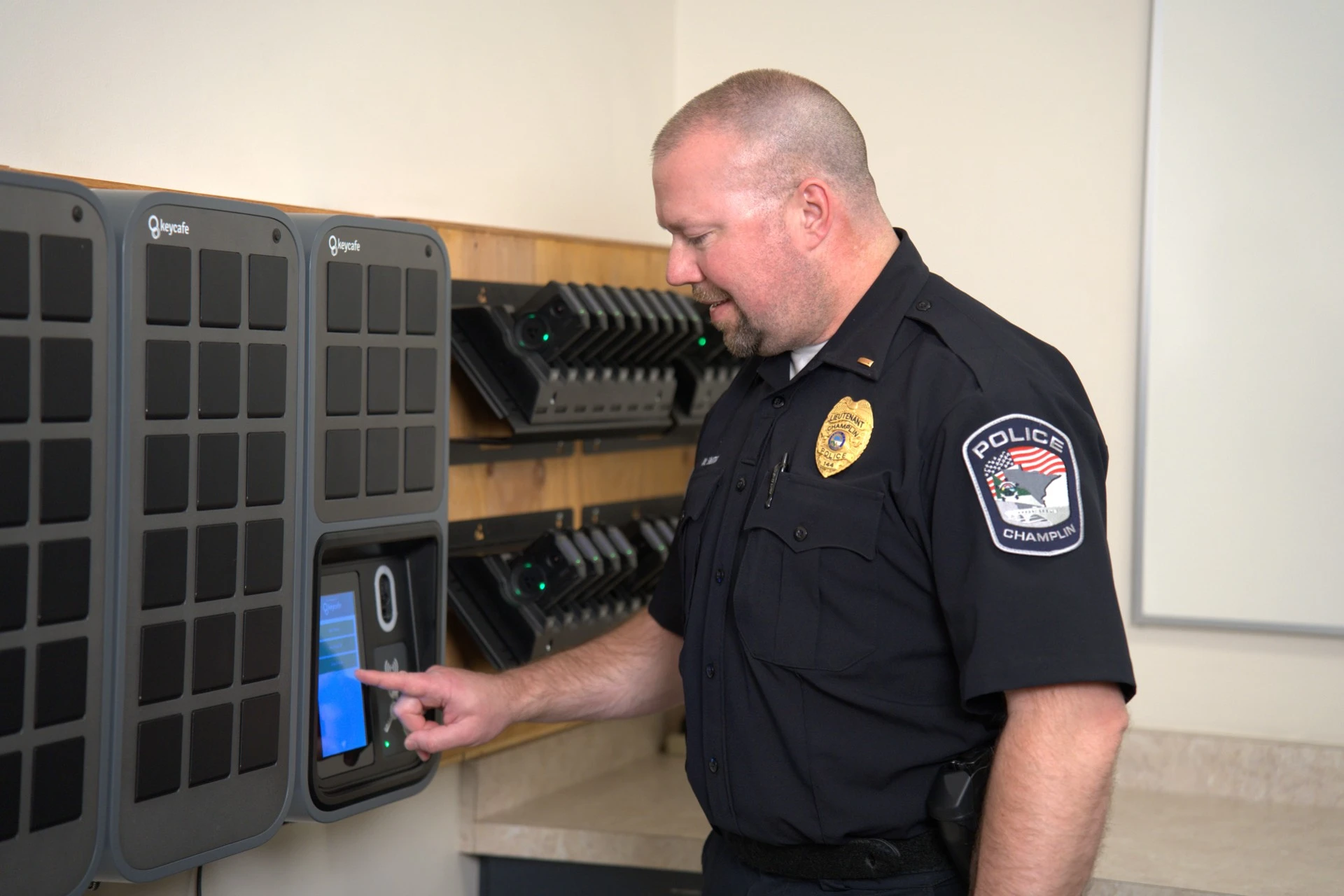 Police officer using a Keycafe SmartBox