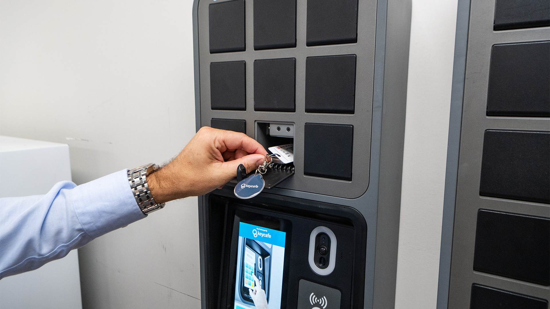 une homme qui récupère les clés de l'armoire MS5 de Keycafe