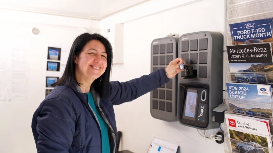 Service advisor using a digital key management system for dealership loaner fleet vehicles