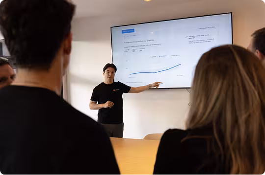 personne qui montre un tableau avec une courbe de croissance