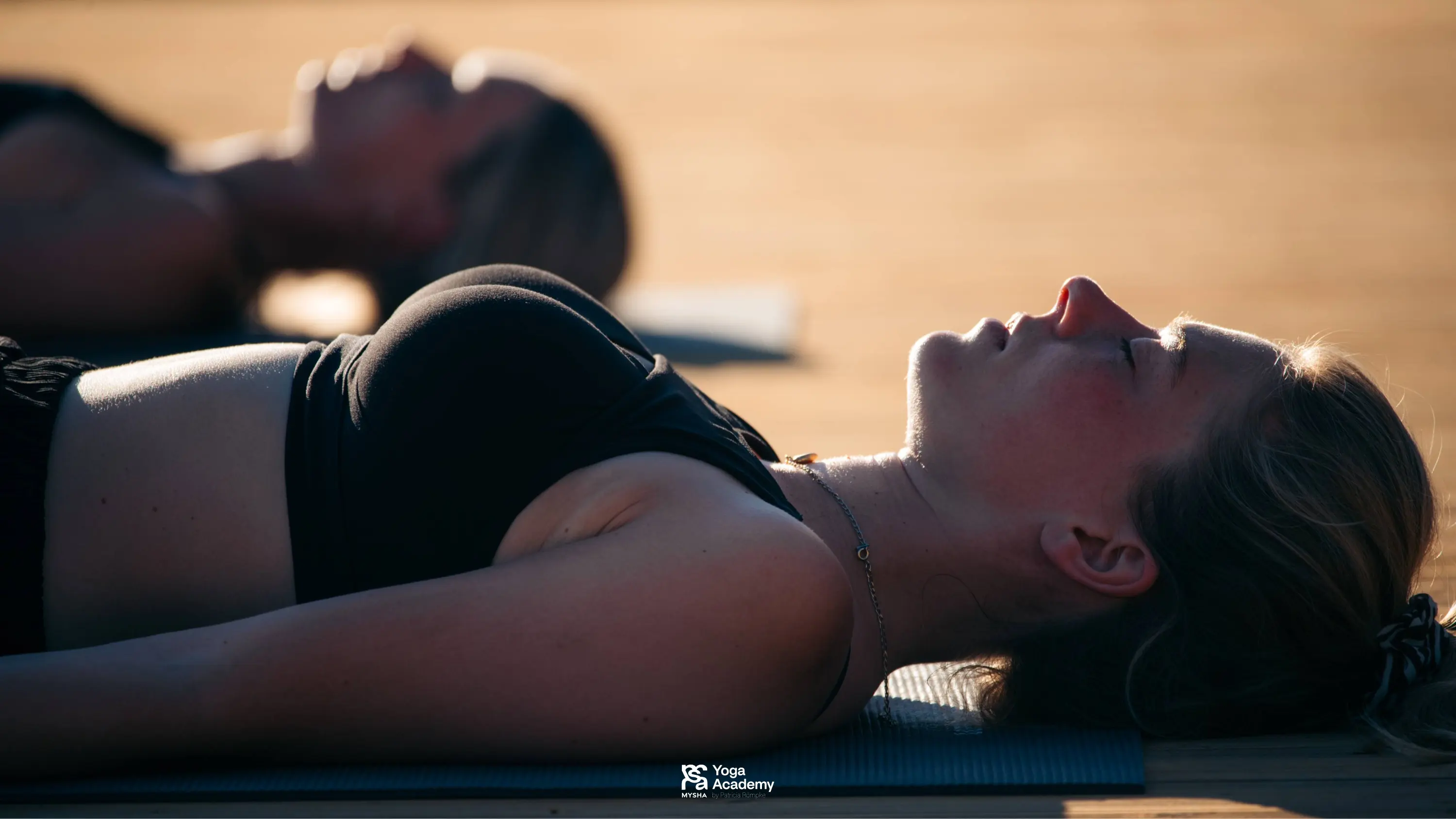 Titelbild zum Blogartikel: Yoga Nidra – was es ist, wie es wirkt, wie du es unterrichtest